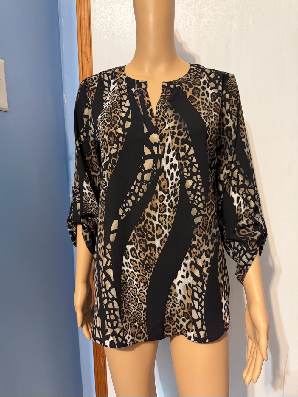 Women's Animal Print V-Neck 3/4 Sleeve Blouse / Tunic, Size Small